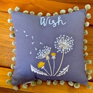 Accent pillow w/ cute dandelions